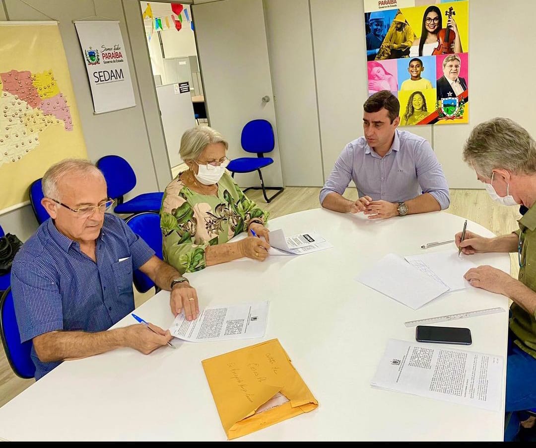 Branco Mendes assina convênios na SEDAM para realização de obras em Gurinhém e Emas com recursos de Emendas Impositivas de seu mandato parlamentar