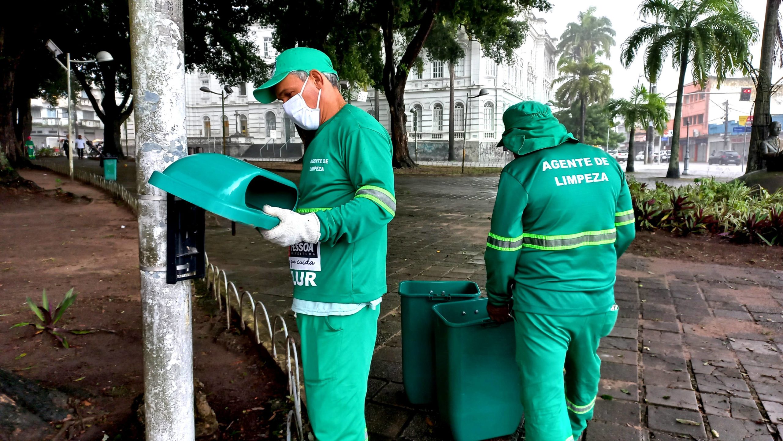Vandalismo, depredação de papeleiras e furto dos coletores e de cabos elétricos gera prejuízos incalculáveis à administração pública de João Pessoa