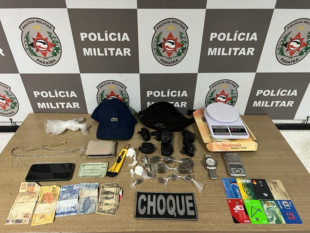 No bairro de Mangabeira, ao ser perceber a presença da Polícia indivíduo tenta fugar mas termina preso por tráfico de drogas