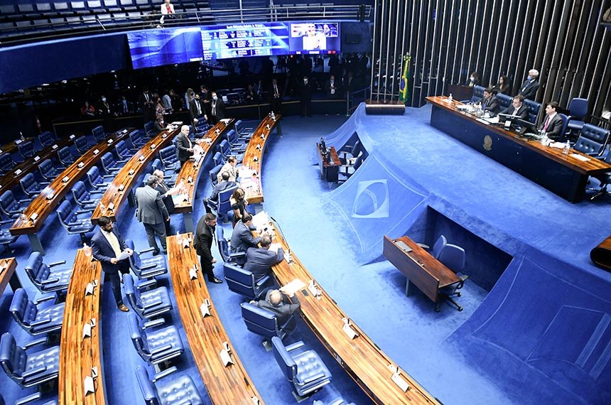 Senado aprova PEC do estado de emergência e autoriza o governo elevar valor do Auxílio Brasil para R$ 600 e voucher para caminhoneiros e taxistas