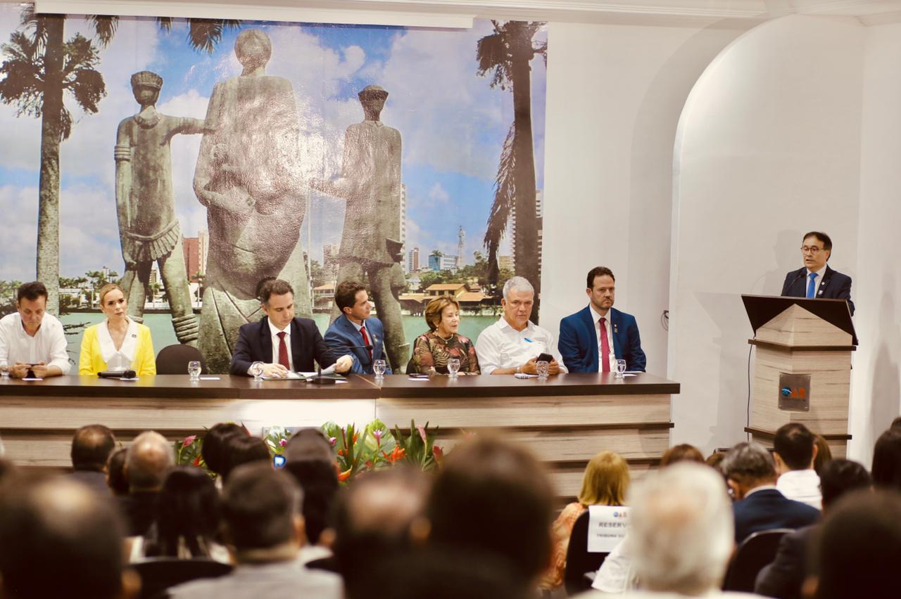 Em Campina Grande, senador Veneziano participa de entrega de comenda Vital do Rêgo ao Presidente da República em exercício Rodrigo Pacheco