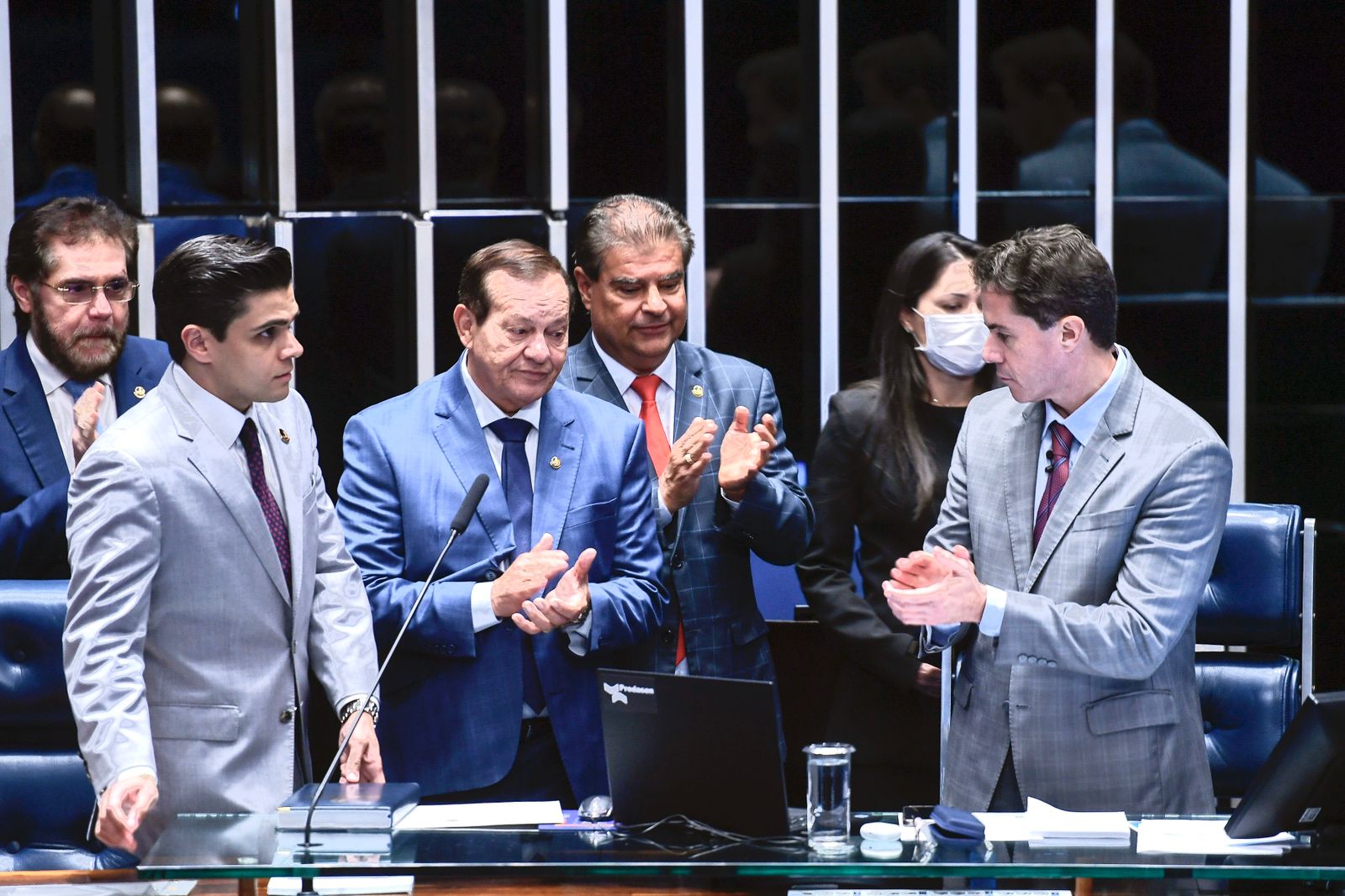 Com atuação destacada como defensor e articulador do piso da enfermagem, senador Veneziano comemora aprovação de PEC que cria o piso nacional do enfermeiro