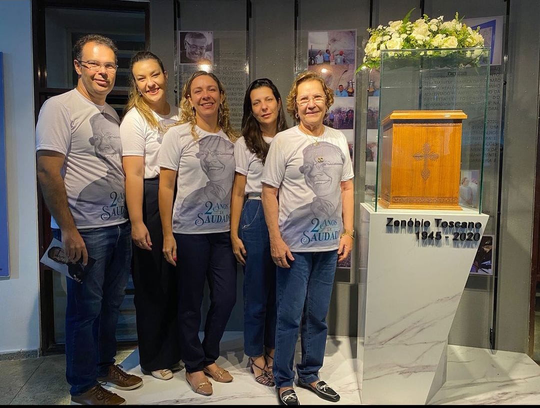 Cinzas do corpo do ex-prefeito Zenóbio Toscano são guardadas em urna no Santuário Frei Damião em Guarabira