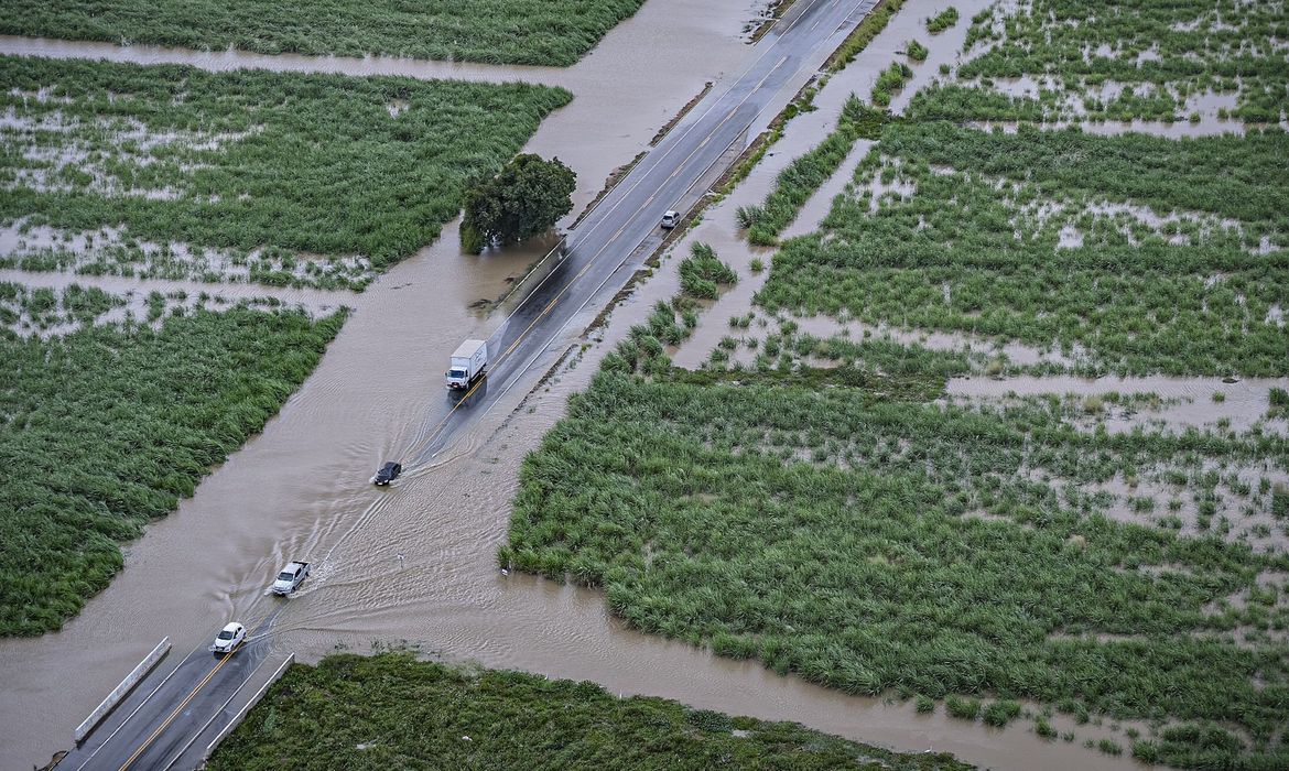 Rios Paraíba e Mundaú chegaram a subir até 2 metros acima do normal e deixam ao menos 40 mil pessoas desalojadas ou desabrigadas em Alagoas