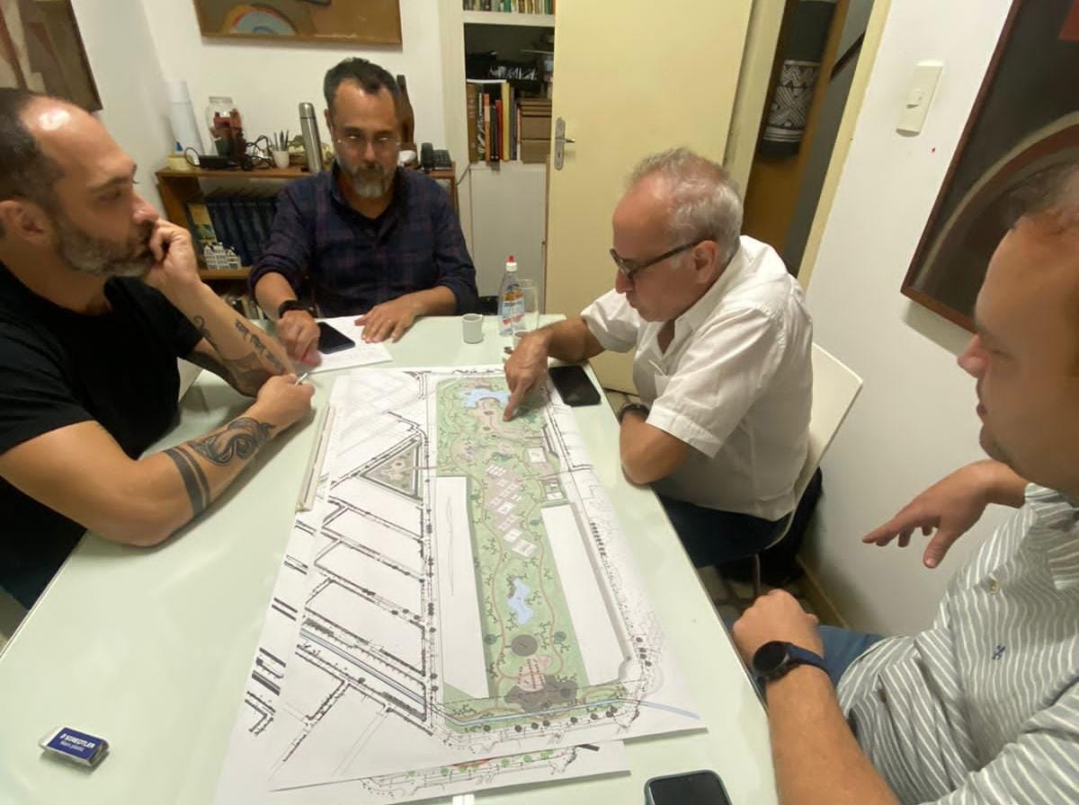 No Rio de Janeiro, prefeito Cícero Lucena analisa primeira versão de projeto para novo parque no Aeroclube
