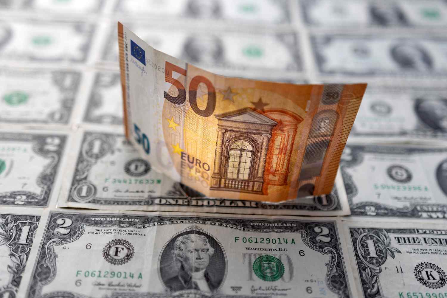 As consequências da queda do euro, que atingiu mesma cotação do dólar pela 1ª vez em 20 anos