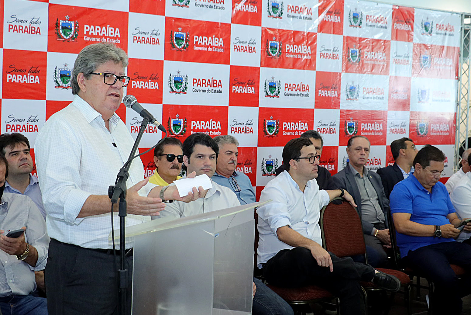 Governador João Azevêdo recua, desiste de ação no Supremo e decide acompanhar outros Estados e edita decreto reduzindo a 18% ICMS sobre combustíveis