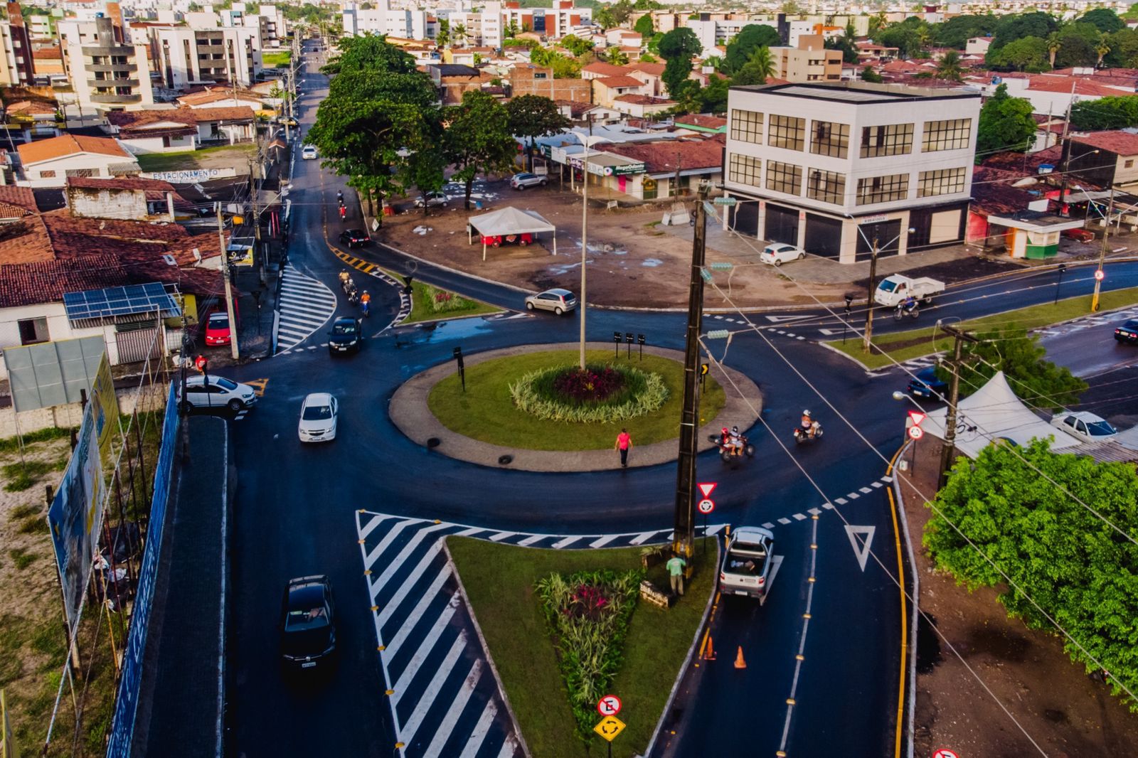 Prefeito Cícero entrega nova rotatória do Campo do Santos no Geisel e anuncia urbanização da Avenida Juscelino Kubitscheck