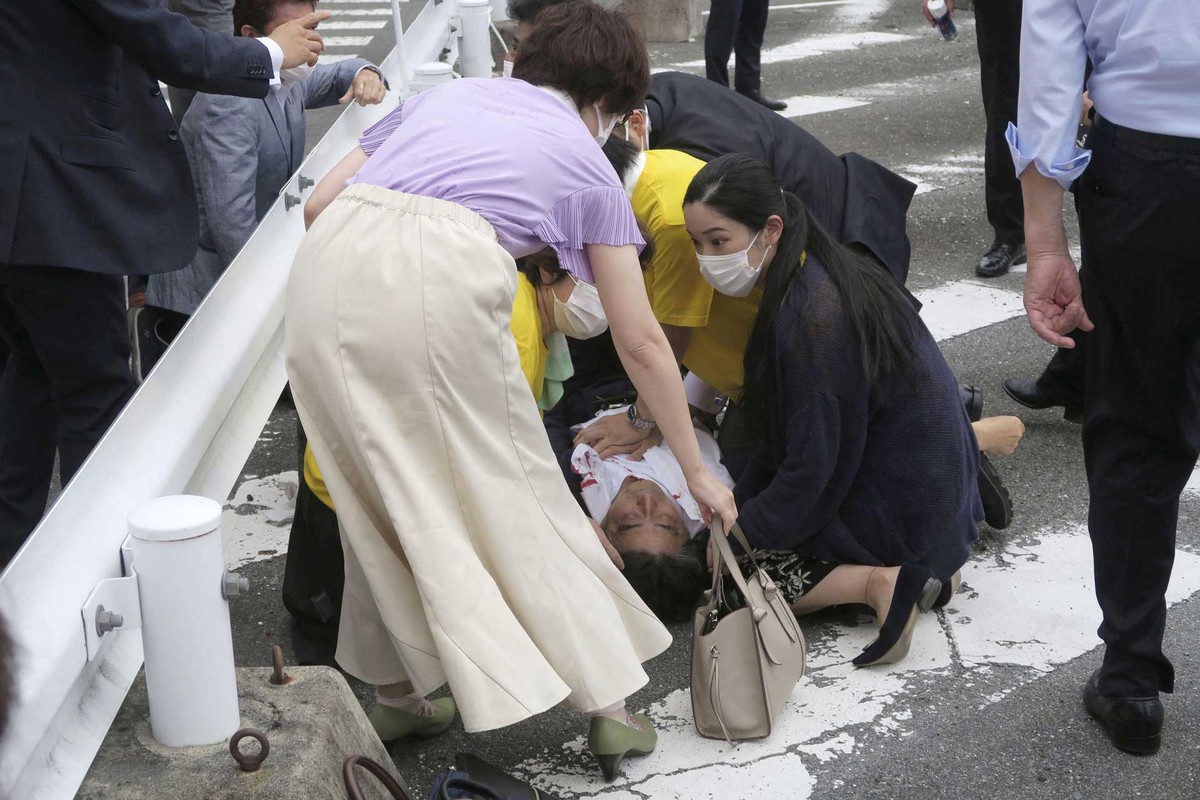 Ex-premiê Shinzo Abe morre após ser baleado no Japão enquanto fazia discurso em campanha política