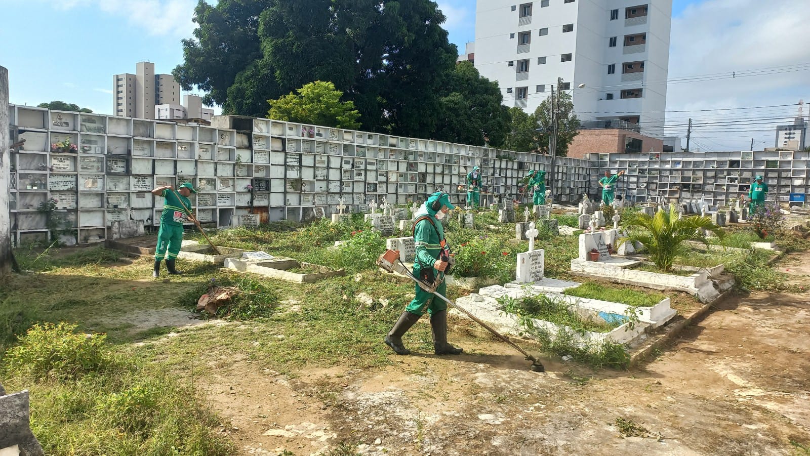 Emlur finaliza serviços de zeladoria nos cemitérios públicos de João Pessoa para Dia dos Pais