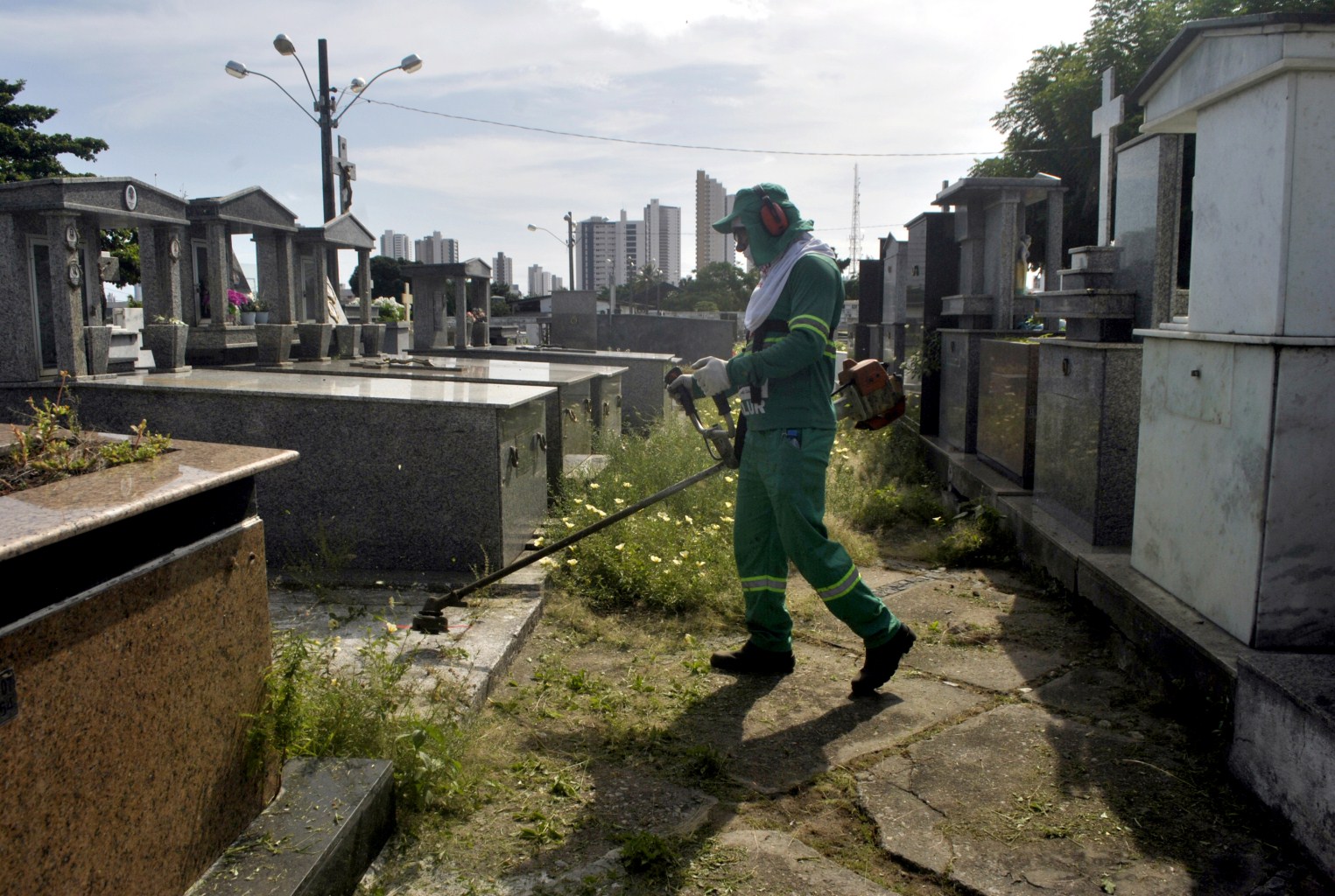 Agentes da Emlur iniciam zeladoria em cinco cemitérios públicos de João Pessoa