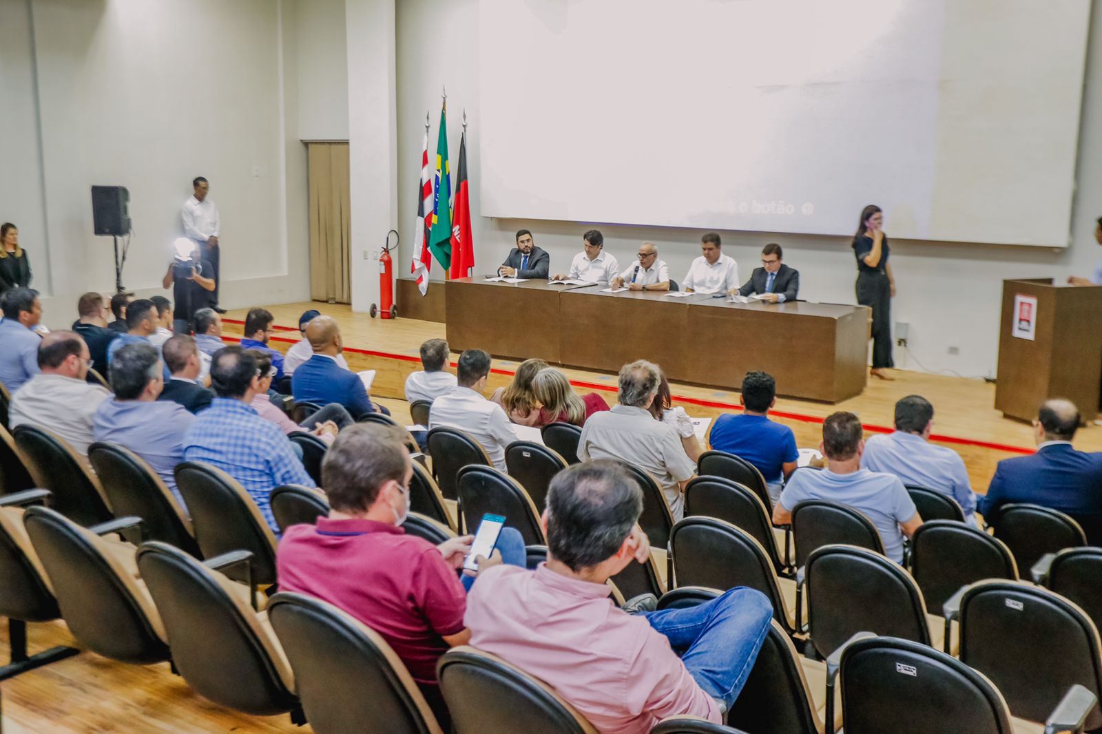 Prefeito Cícero Lucena reúne secretariado e lança cartilha que orienta sobre condutas vedadas no período eleitoral