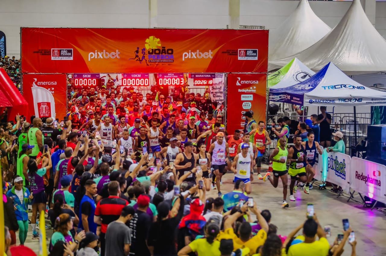 Com a participação de mais de 4 mil inscritos, Cícero fez abertura da II Maratona Internacional de João Pessoa realizada neste domingo