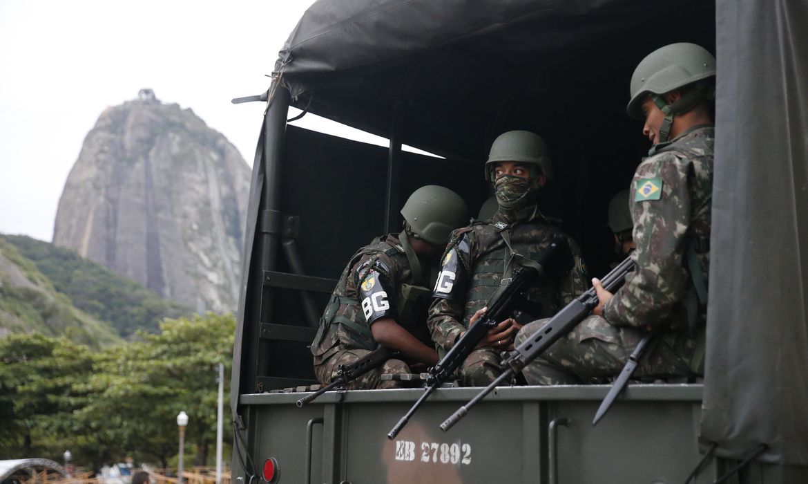 Tropas do Exército reforçam segurança na busca a suspeitos na Praia Vermelha, na Urca, após tiroteio de policiais com traficantes do morro da Babilônia paralisar o bondinho do Pão de Açúcar.