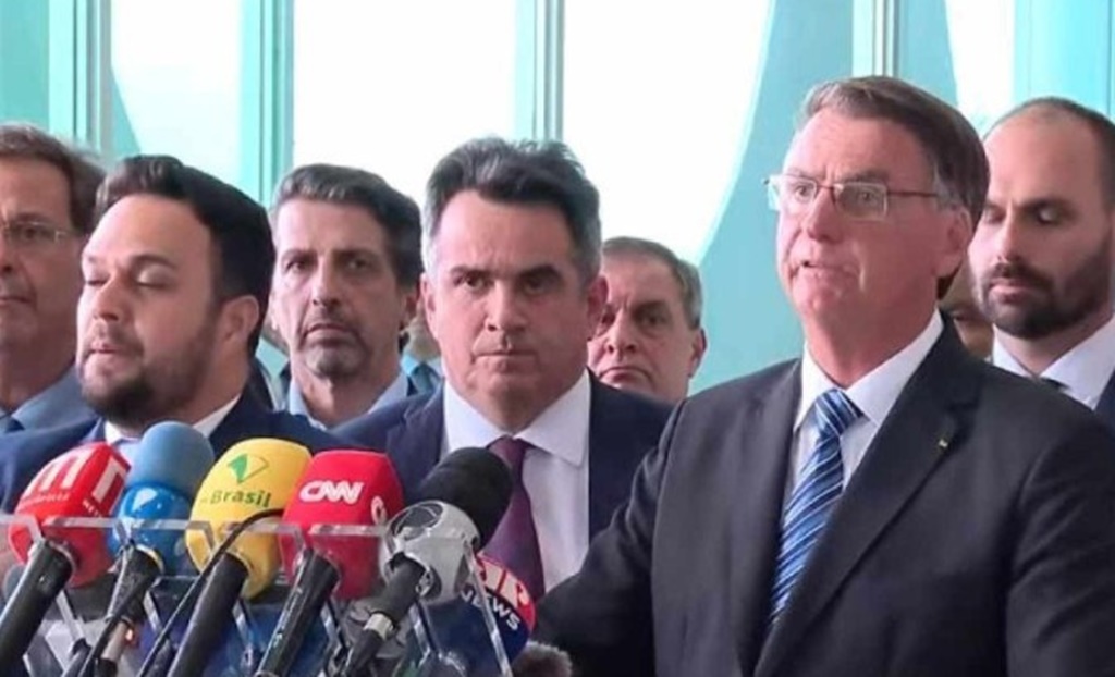 Em pronunciamento rápido, Bolsonaro se pronuncia sobre resultado das eleições, "vão sentir saudade da gente", disse o presidente