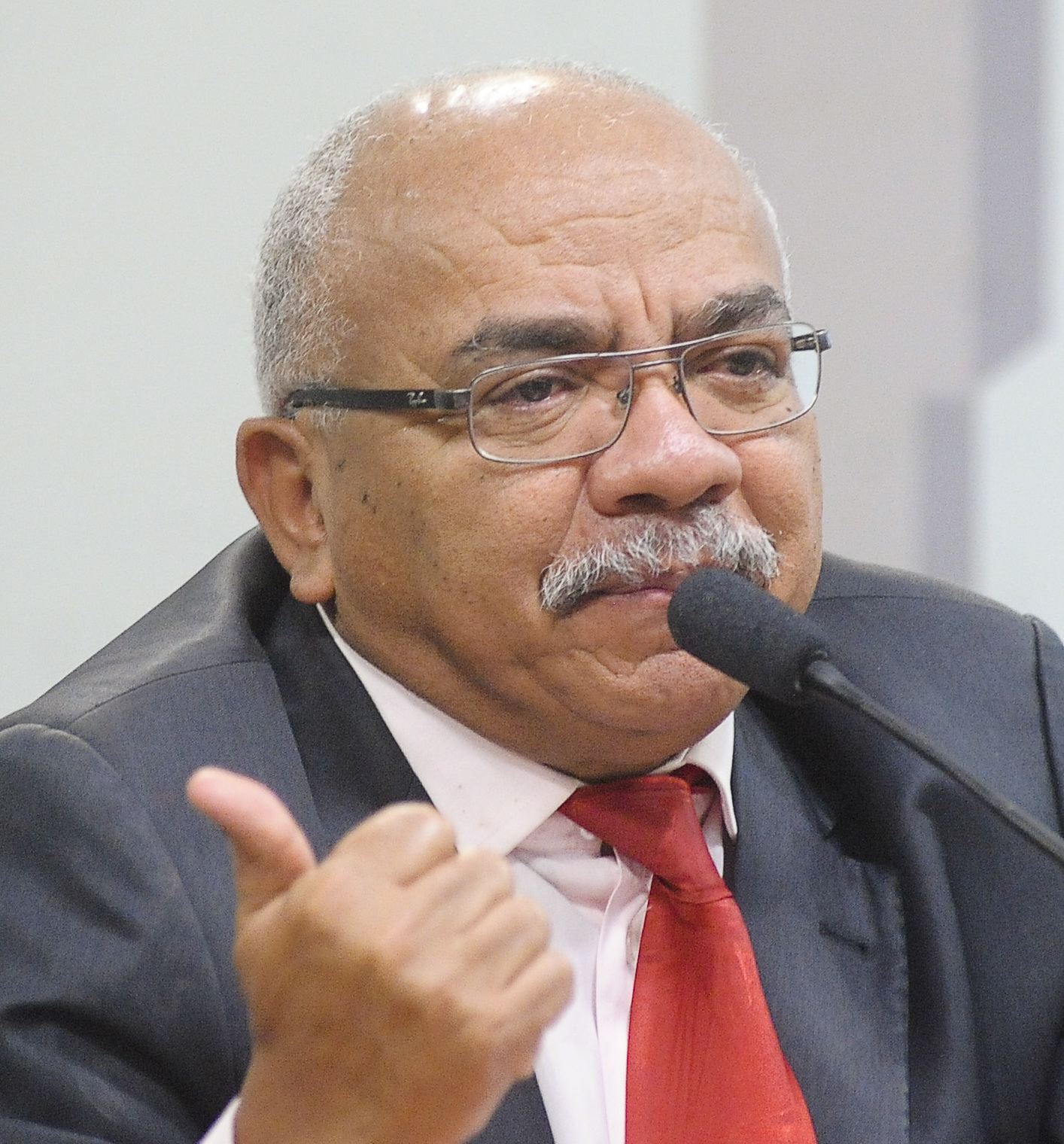 Comissão de Direitos Humanos e Legislação Participativa (CDH) realiza audiência pública interativa para debater sobre o piso salarial dos vigilantes, com a participação de representantes da categoria.  À mesa, deputado distrital Chico Vigilante.  Foto: Pedro França/Agência Senado