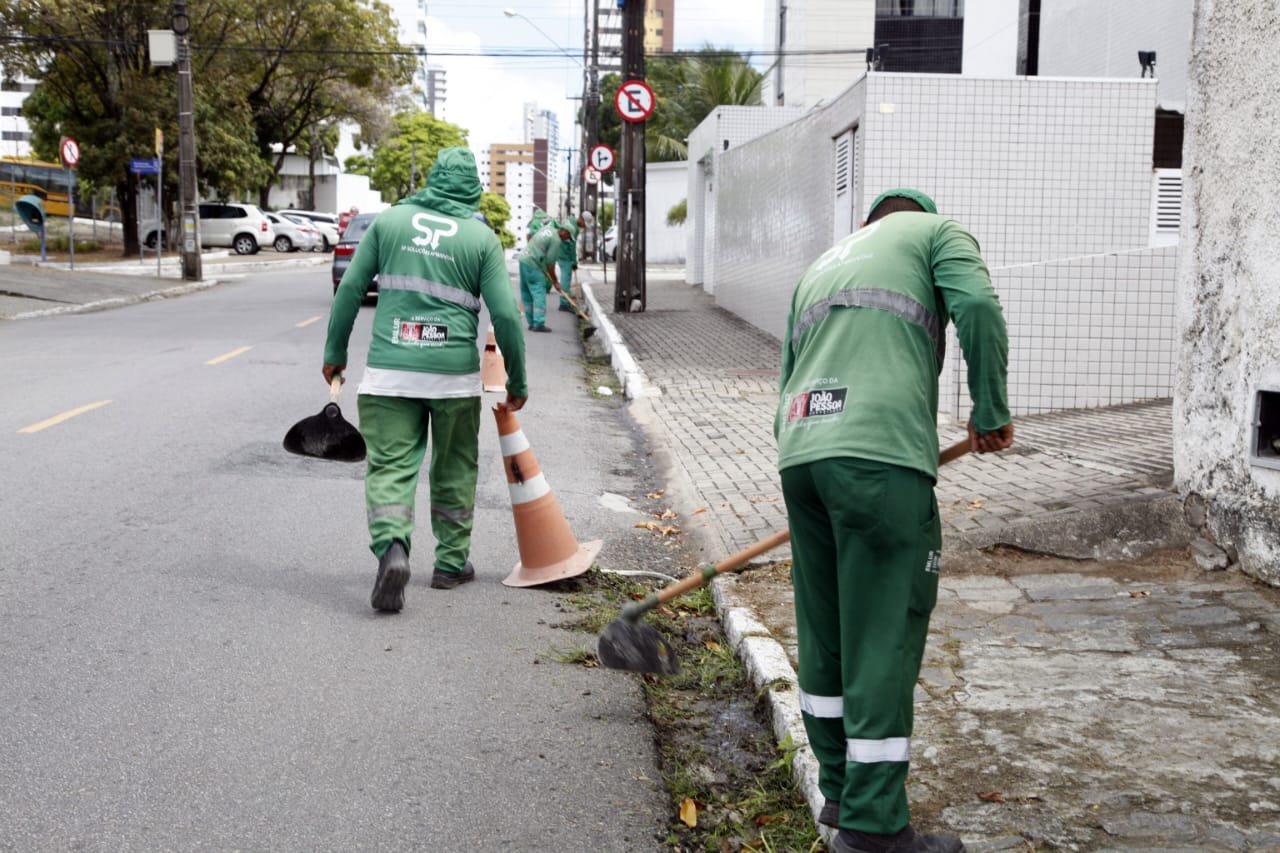 Emlur realiza serviços de capinação, roçagem e pintura de meio-fio em sete bairros de João Pessoa nesta segunda