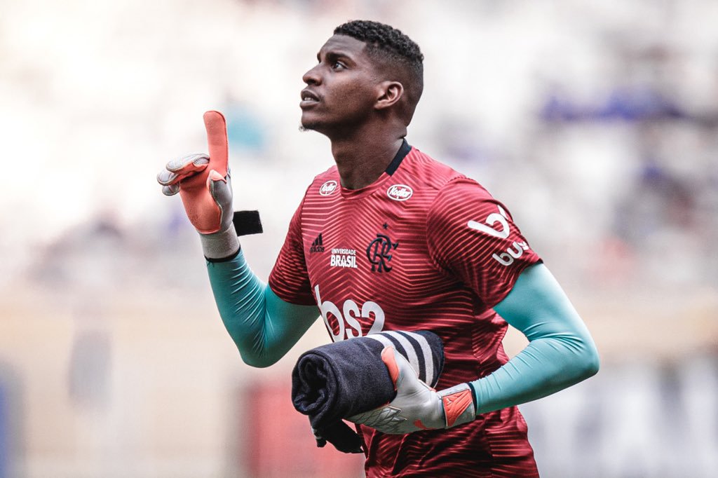 Goleiro Hugo Souza deve deixar o Flamengo para assinar com o Estoril de Portugal