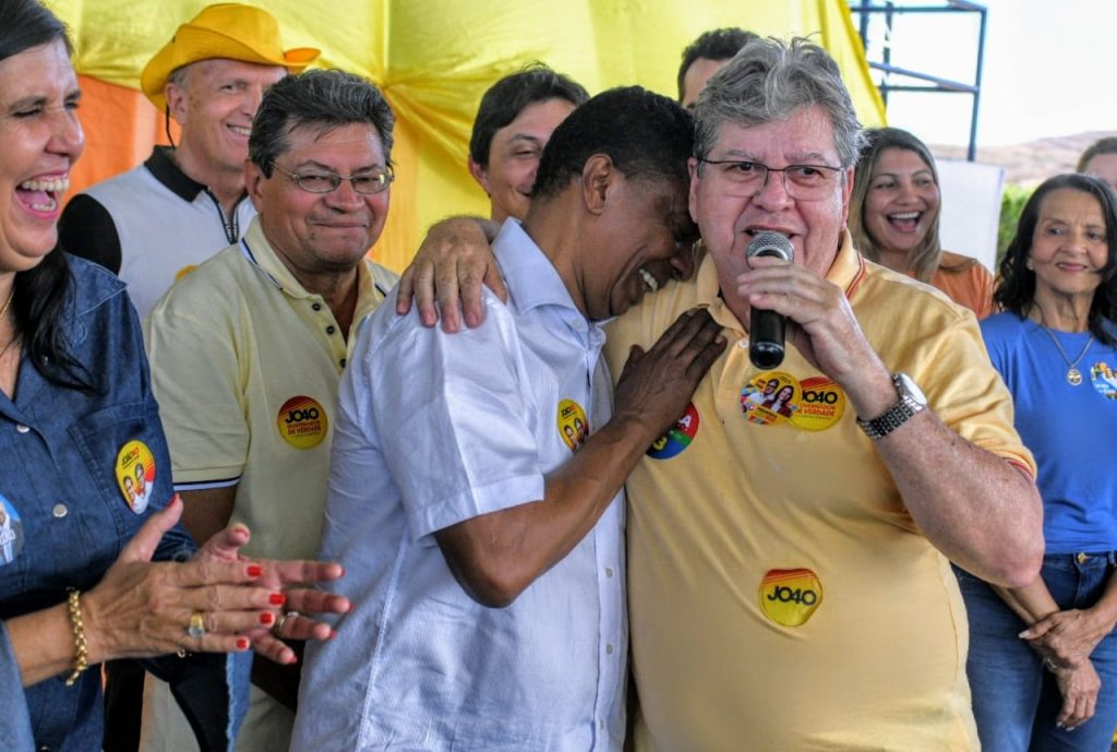 João Azevêdo nomeia filho de Lígia Feliciano para Articulação Municipal e anuncia mais 9 outros nomes para compor sua equipe de governo