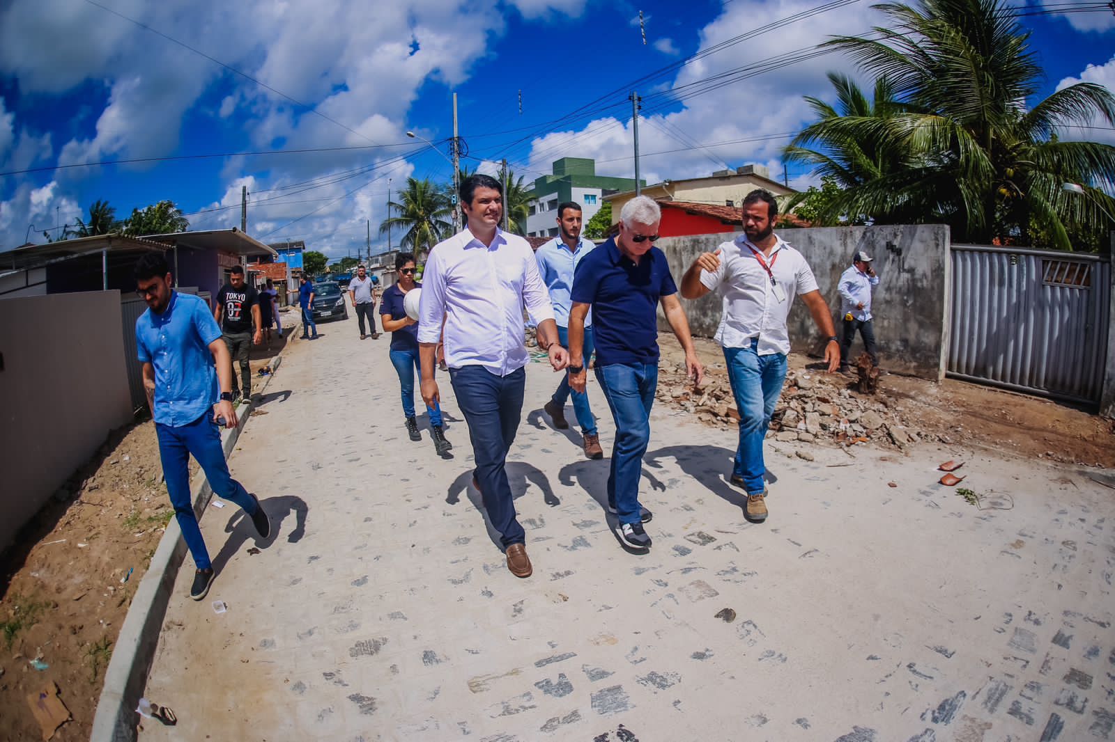 Leo Bezerra, prefeito interino de João Pessoa, visita obras de feira, escola e pavimentação