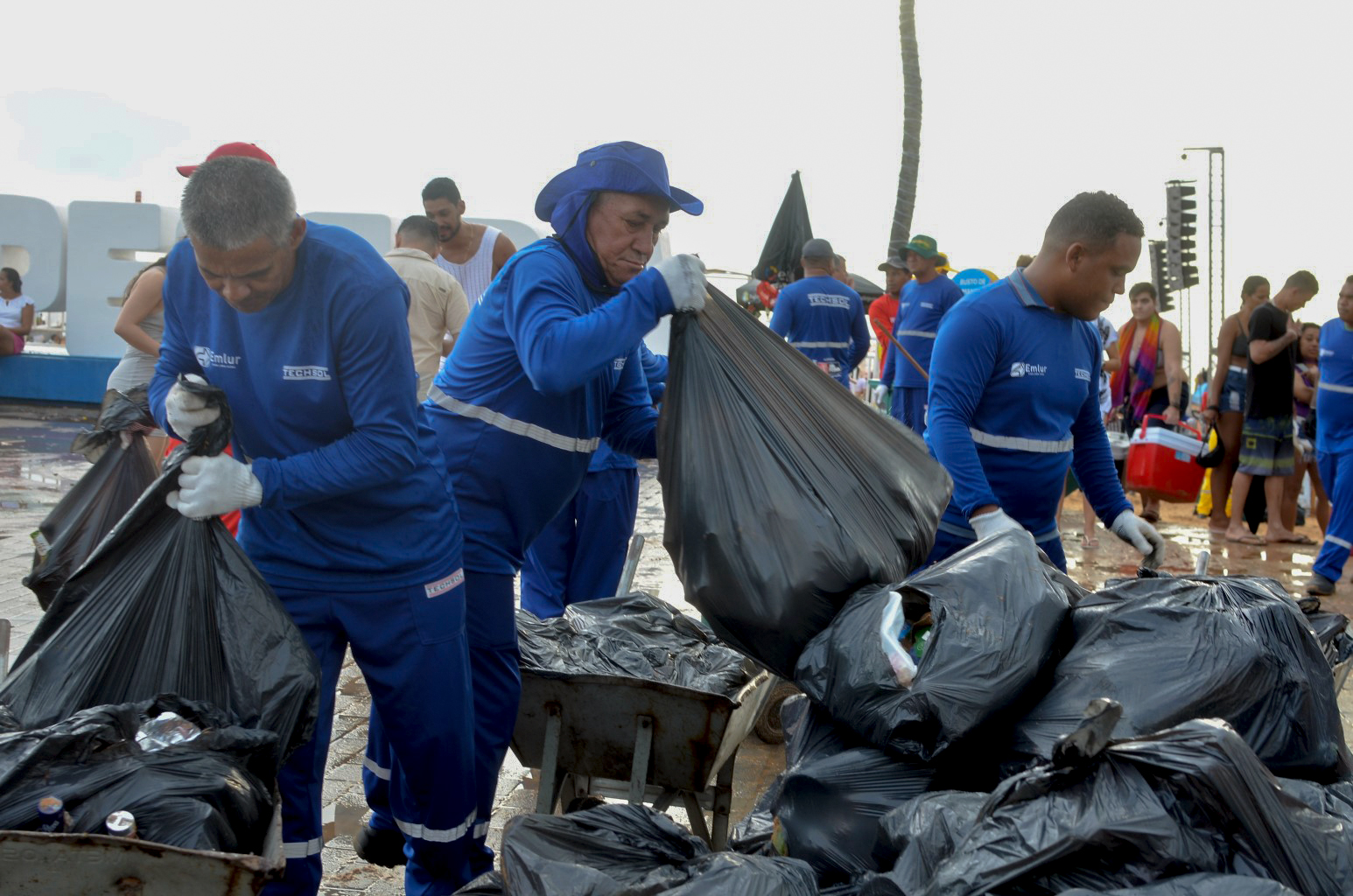 Muito lixo acumulado: Emlur recolhe 100 toneladas de resíduos após Festa da Virada no Busto de Tamandaré