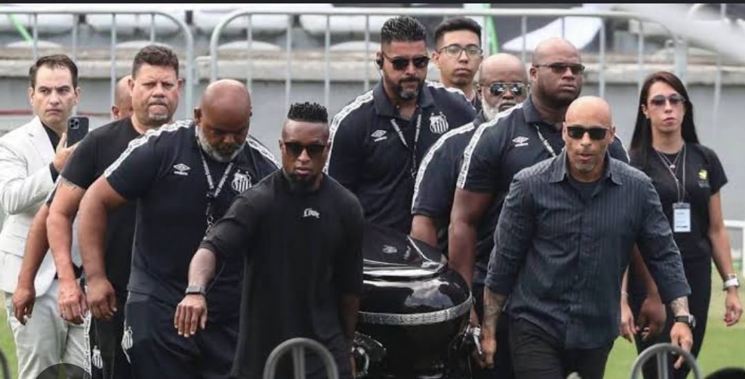 A 900 metros da Vila Belmiro: Pelé é sepultado em jazigo dourado personalizado em cerimônia restrita a familiares