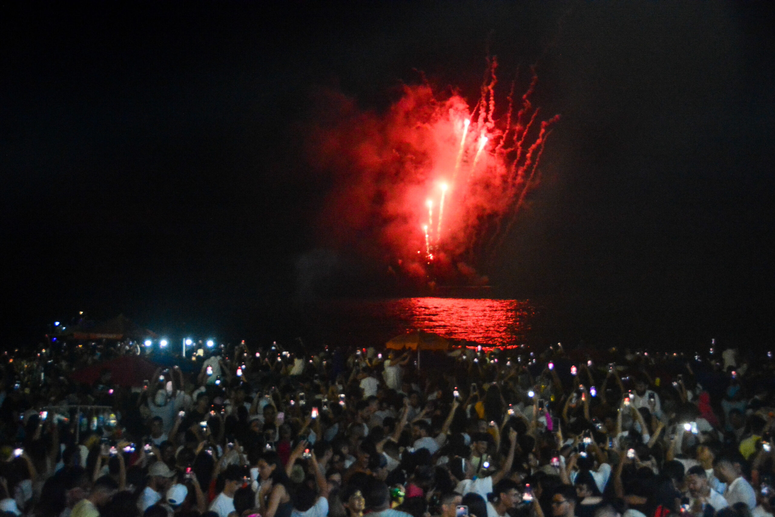 Com show pirotécnico silencioso, população lota orla de João Pessoa para celebrar chegada de 2023