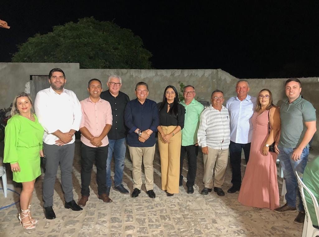 Presidente Adriano Galdino recebe o apoio de mais quatro prefeitos a sua base política durante festa da Luz em Pedra Lavrada