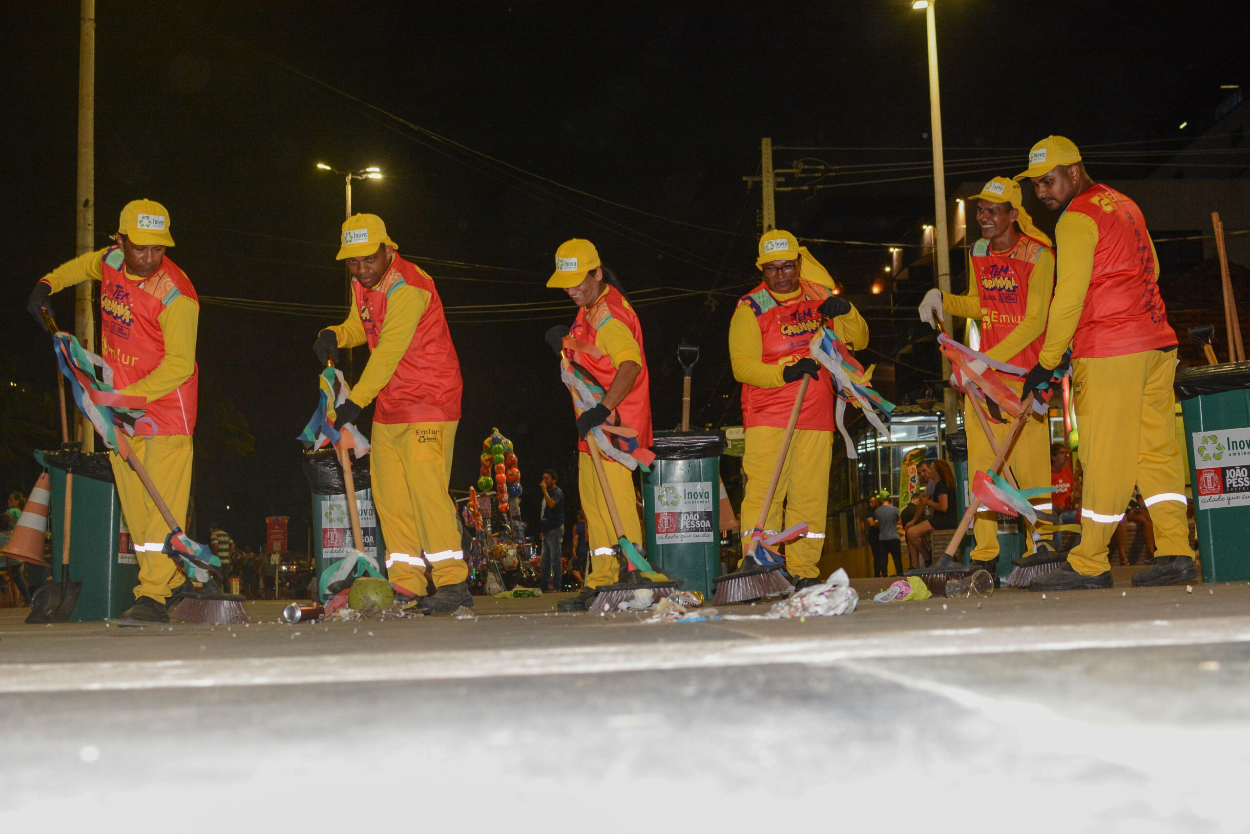 Bloco da Limpeza recolhe 17 toneladas de resíduos no desfile das Muriçocas do Miramar na Avenida Epitácio Pessoa