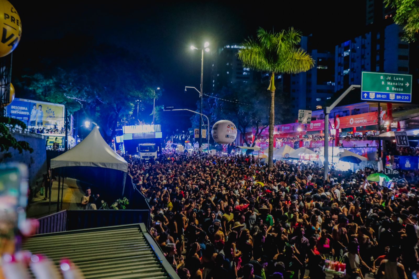 Governador João e Cícero prestigiam o desfile do bloco Muriçocas do Miramar no corredor da folia em João Pessoa