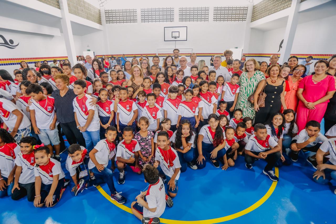 Prefeito Cícero Lucena abre ano letivo com inauguração de escola e distribuição de material escolar em Cruz das Armas