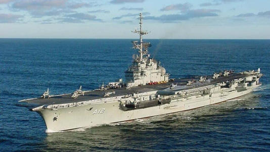 Afundamento de porta-aviões francês pela Marinha brasileira repercute na França