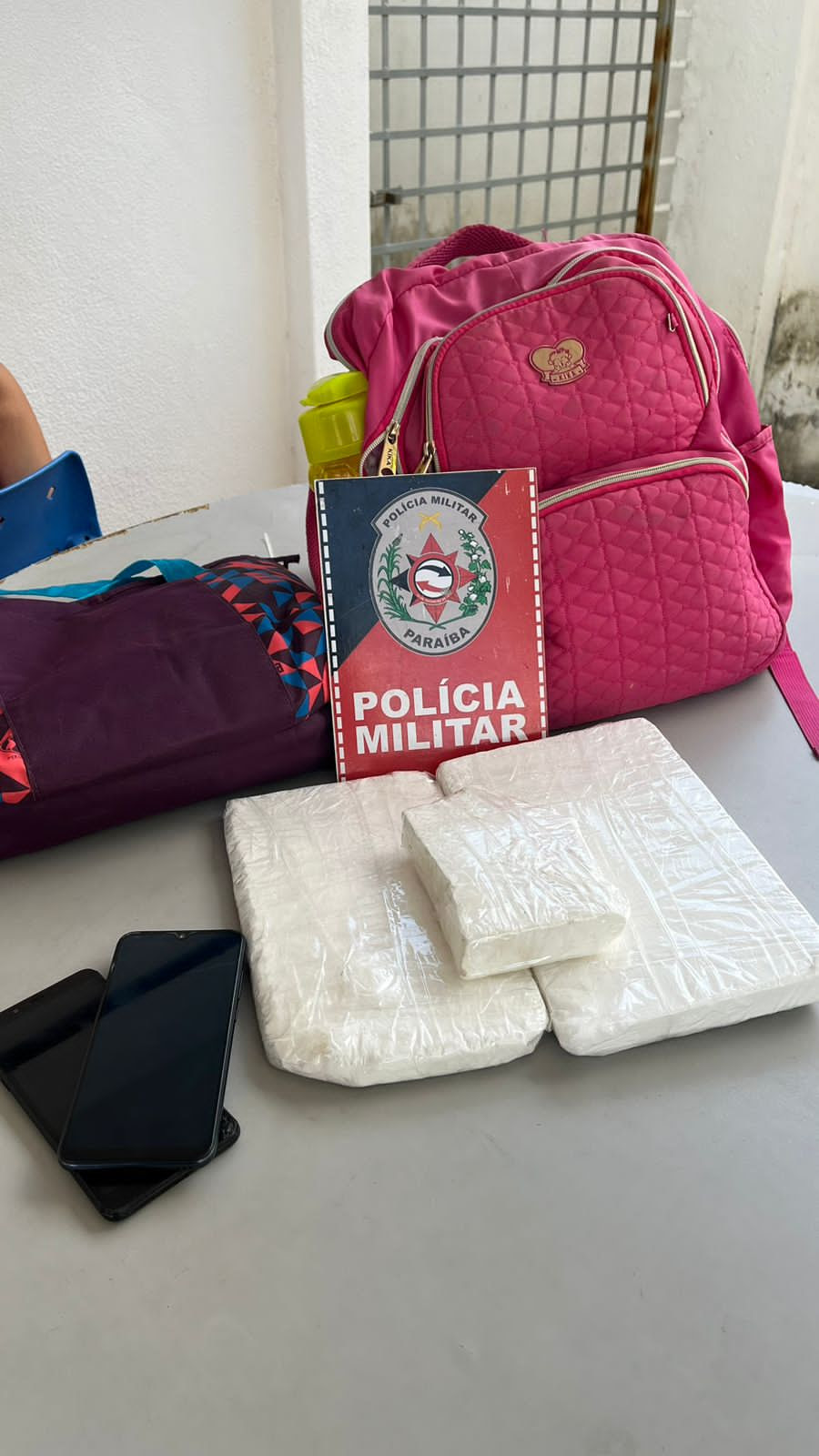 Polícia Militar prende mulher com 2kg de pasta base de cocaína entre Junco do Seridó e Santa Luzia