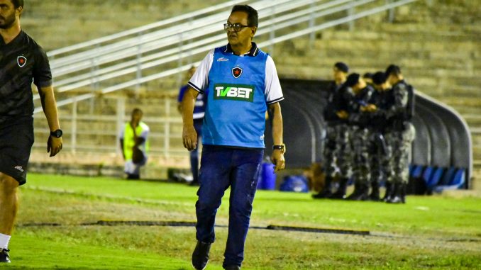Diretoria do Botafogo-PB anuncia saída do técnico Francisco Diá após derrota para o Marabá e eliminação da Copa do Brasil