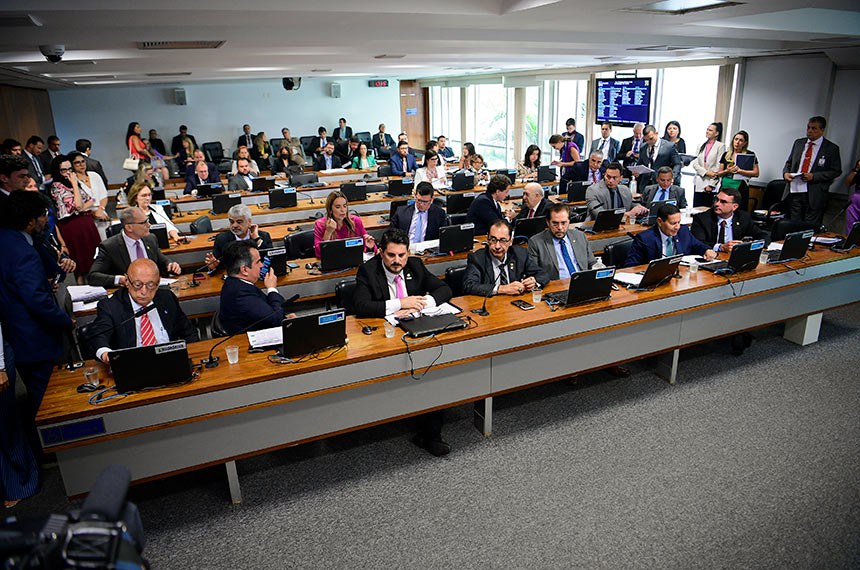 CCJ do Senado aprova projeto que impede poder público de contratar pessoas condenadas em segunda instância