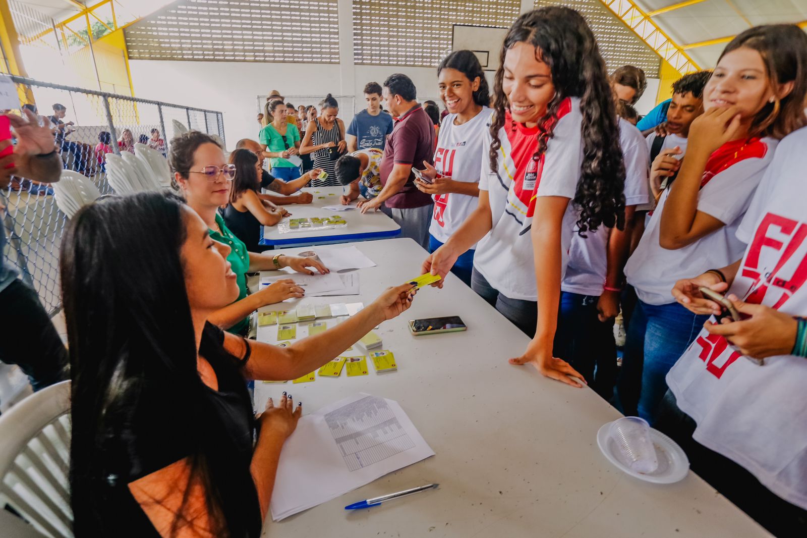 Grátis: Prefeito Cícero inicia entrega de 31 mil carteiras estudantis para alunos da rede municipal de ensino de João Pessoa