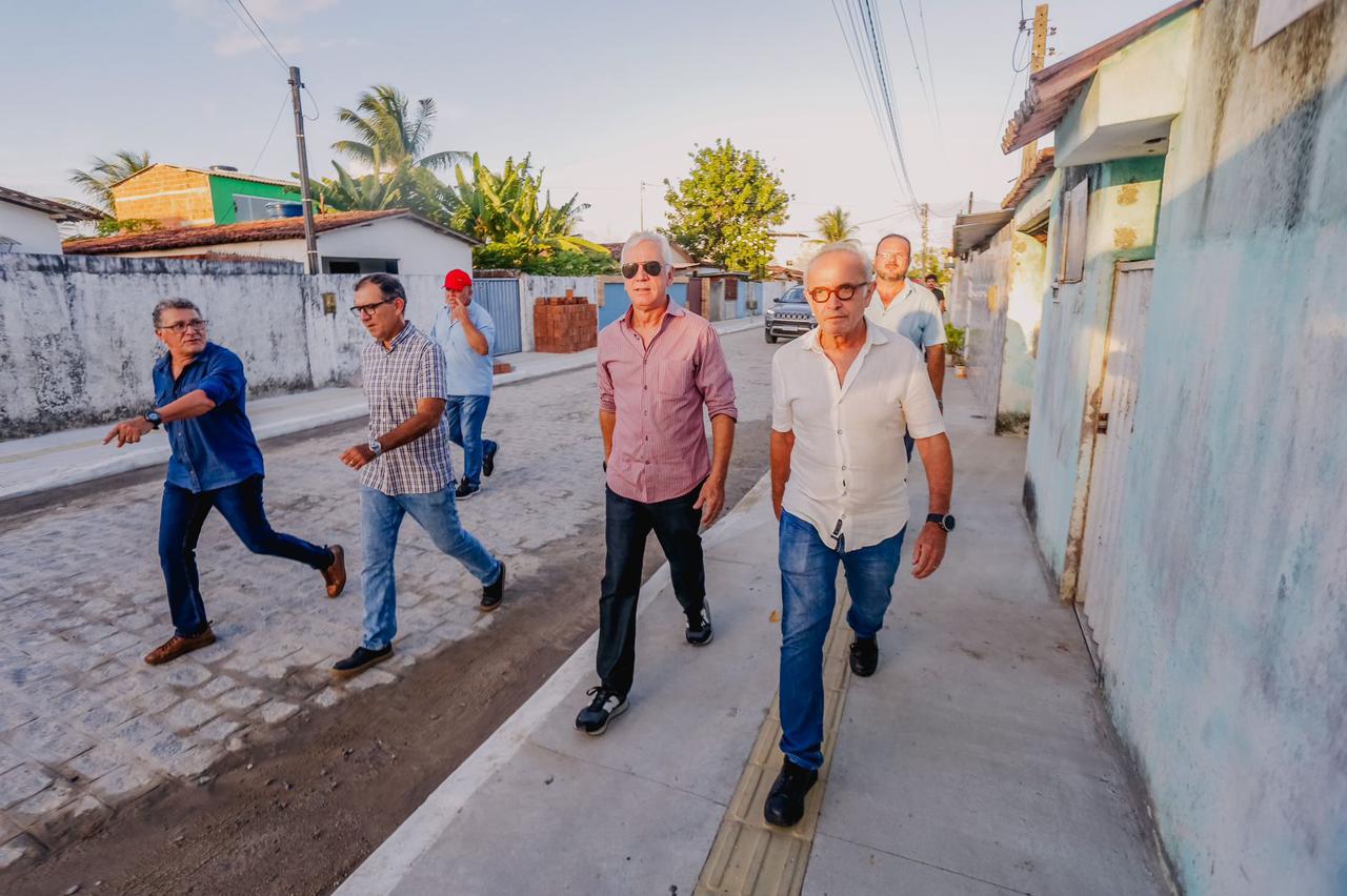 Cícero entrega pavimentação de mais seis ruas no bairro Colinas do Sul em João Pessoa