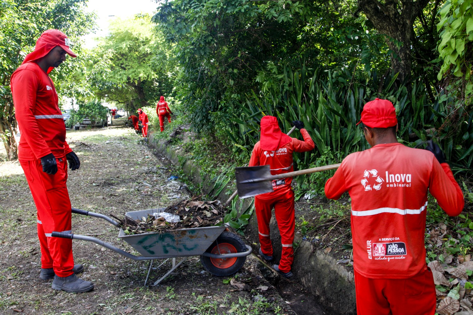 Equipes da Emlur realizam zeladoria e coleta de poda e entulhos em 10 bairros de João Pessoa, nesta quarta-feira