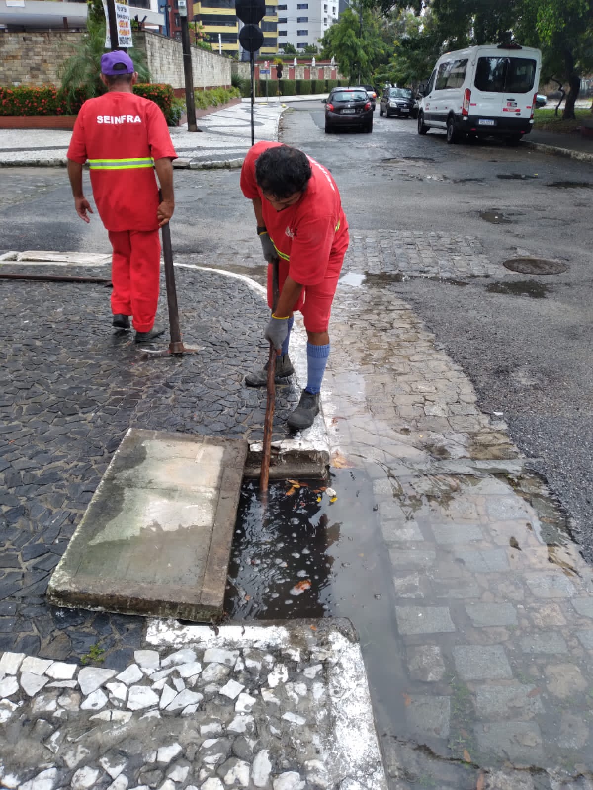 Seinfra inicia semana realizando serviços de manutenção de galerias e iluminação pública em João Pessoa