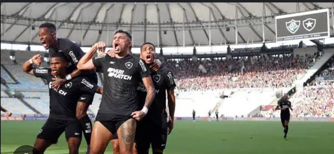 Botafogo vence o Fluminense no Maracanã e segue líder do Brasileirão; Palmeiras e Grêmio perdem seus jogos