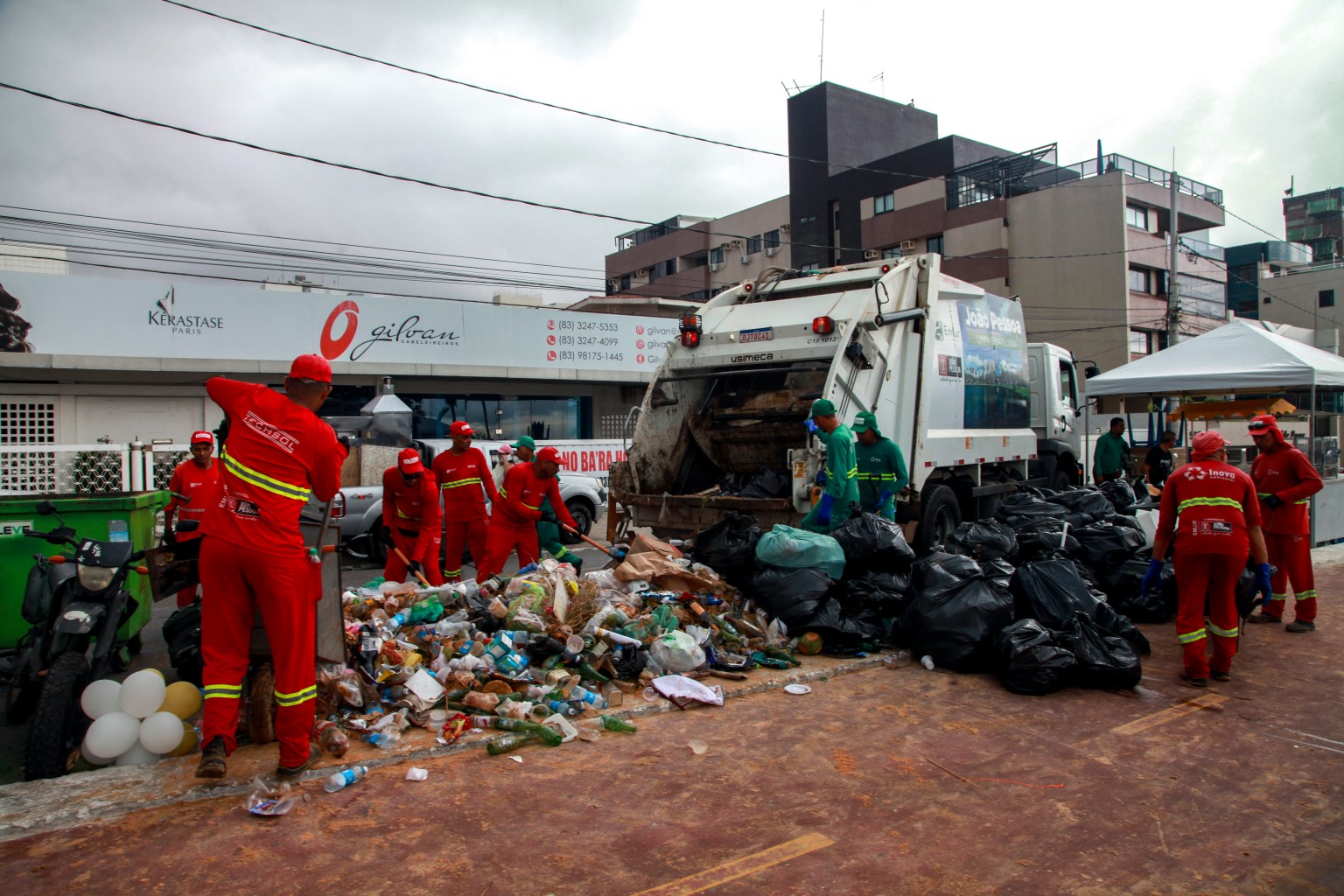 Operação limpeza: Agentes da Emlur recolhem 110 toneladas de resíduos na Orla de João Pessoa após festejos de Réveillon