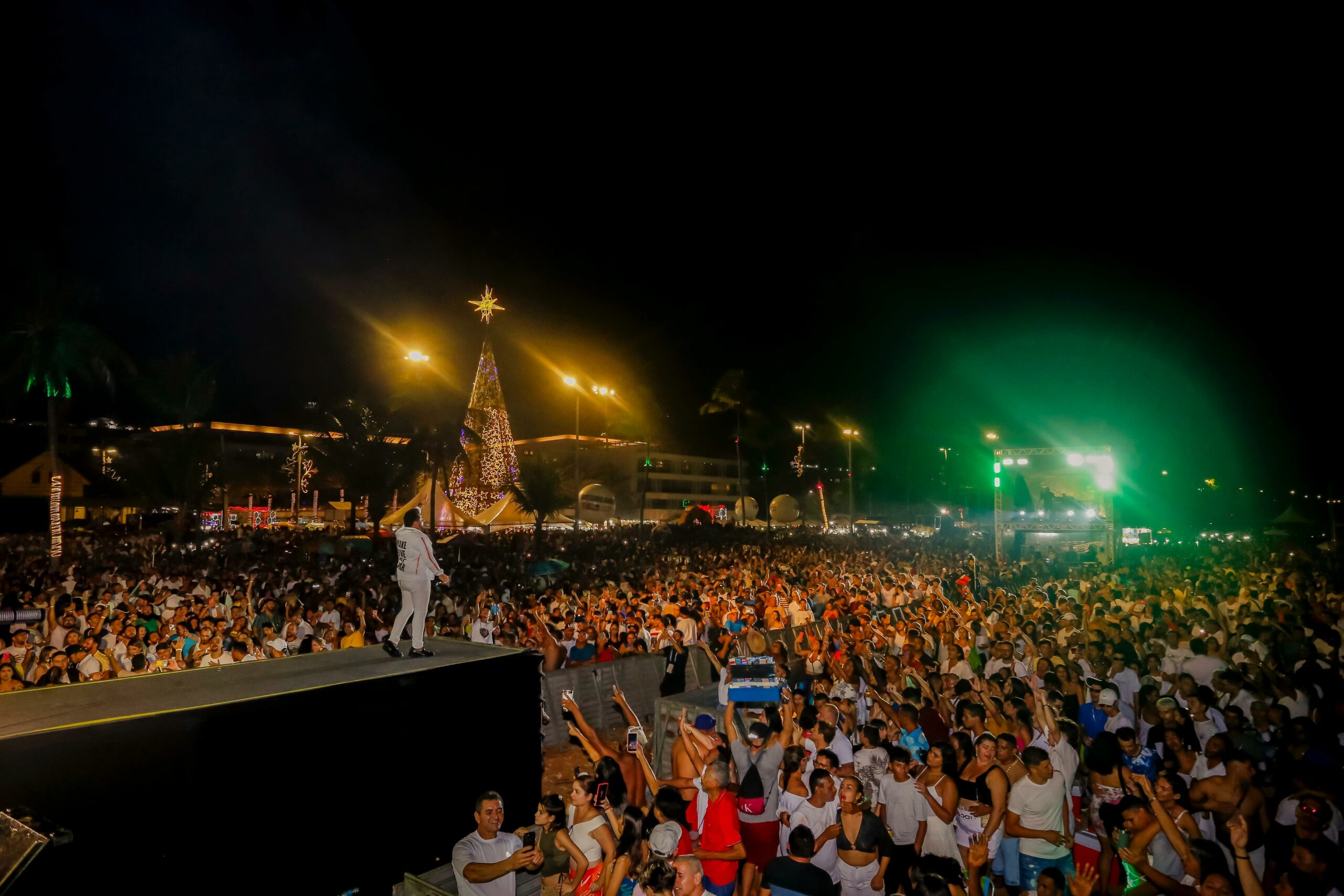 Nas Areias de Tambaú e Cabo Branco: Multidão celebra a chegada de 2024 no Réveillon promovido pela Prefeitura de João Pessoa