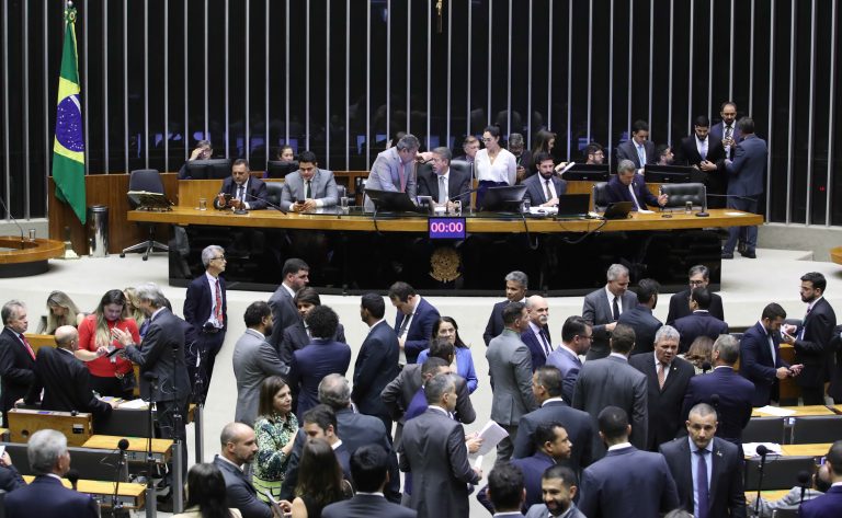 Câmara Federal aprova fim da saidinhas de presos e texto espera sanção do presidente Lula