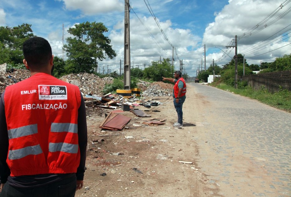 Combate ao crime ambiental: Emlur intensifica fiscalização de descarte irregular de resíduos da construção civil em João Pessoa