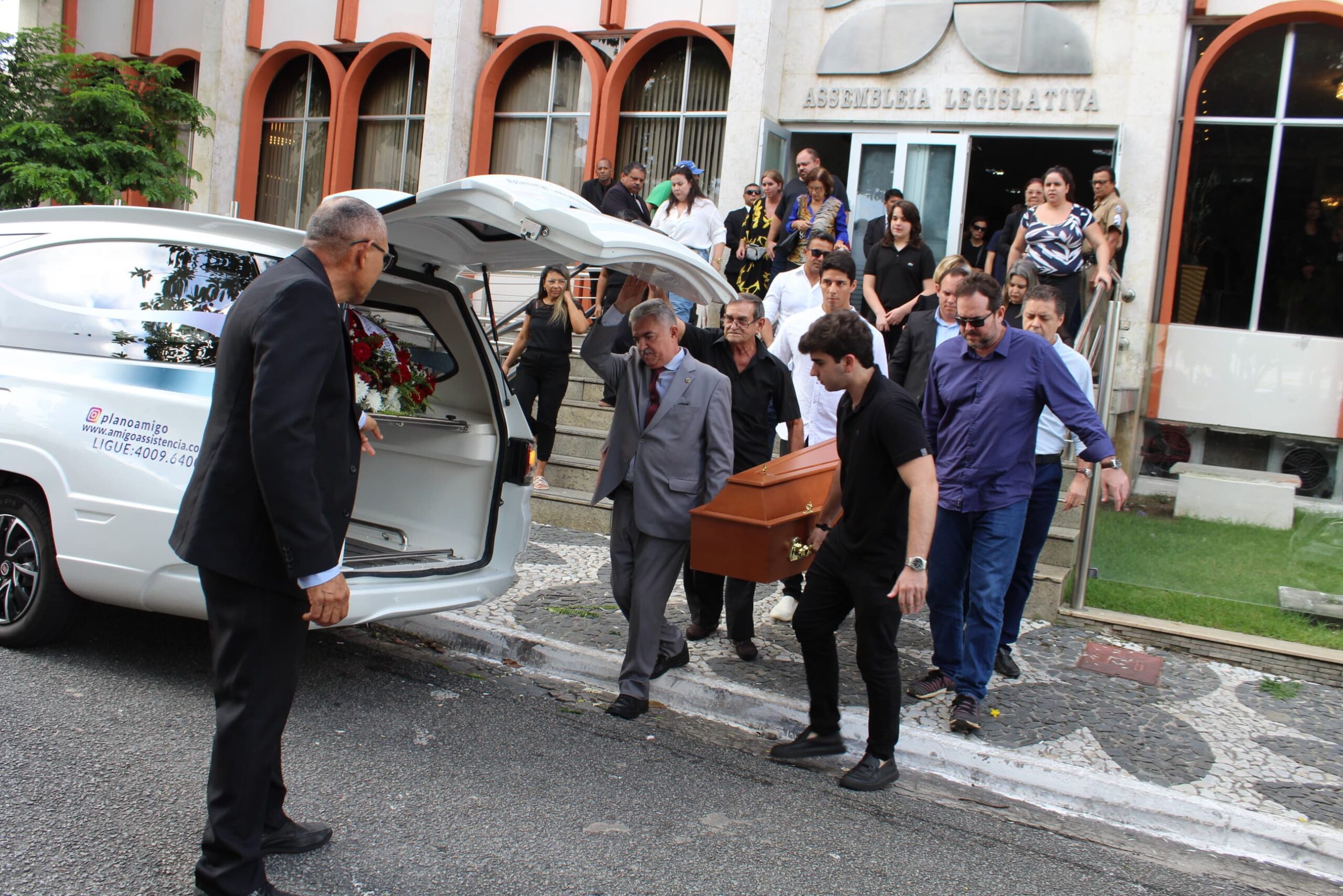 Luto: Família, amigos e autoridades se despedem do ex-deputado Agassis Almeida em velório na ALPB