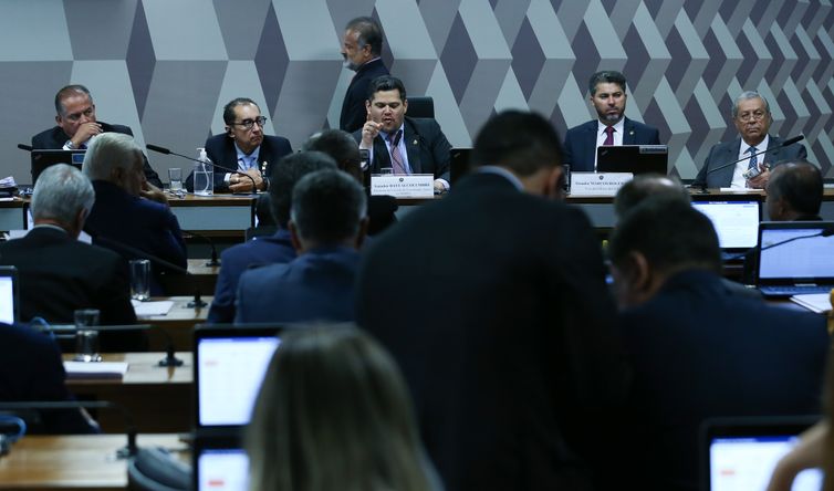Comissão do Senado aprova aumento de salários de juízes e promotores de todo Brasil