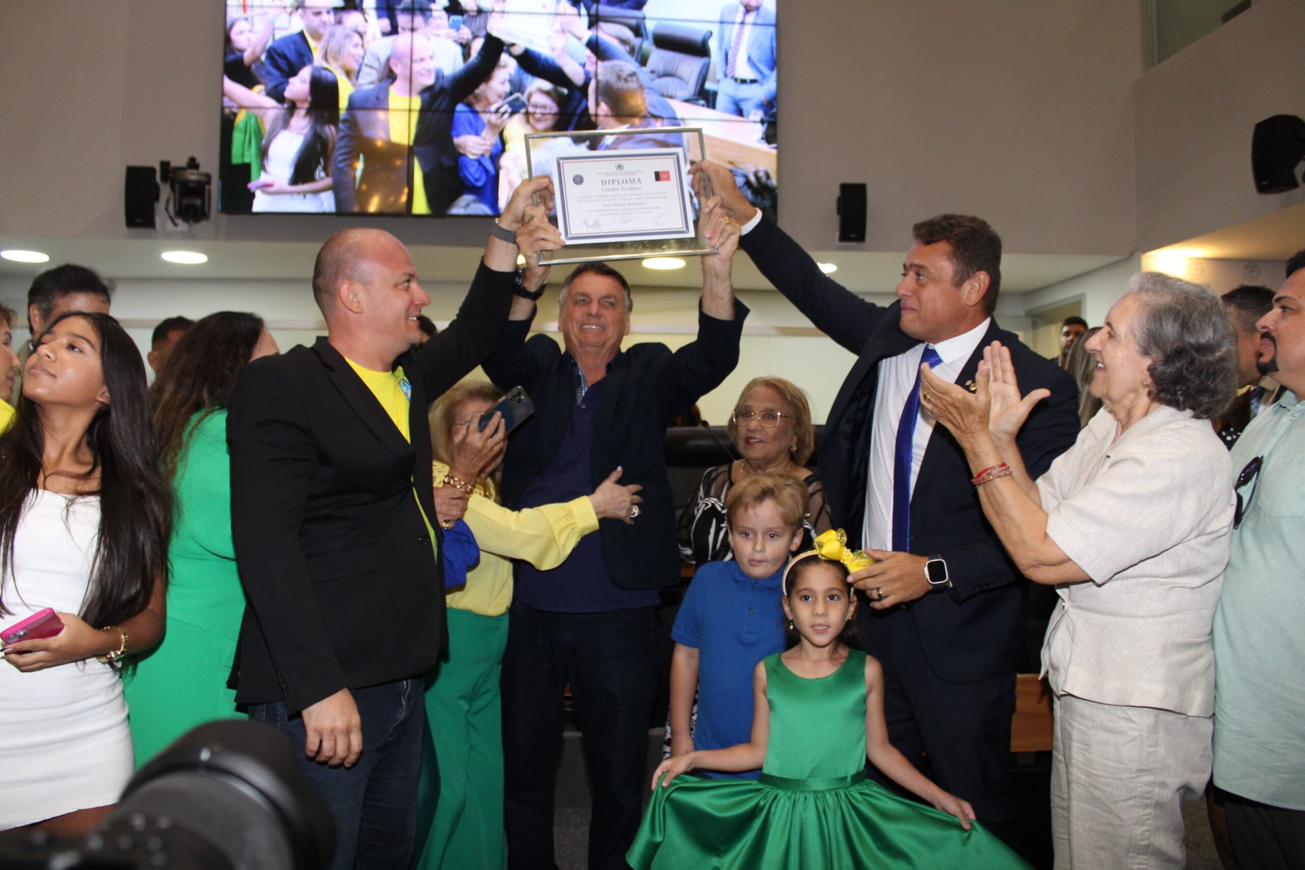 Em sessão bastante prestigiada, Bolsonaro recebe títulos de cidadania paraibana e pessoense na Assembleia Legislativa da Paraíba
