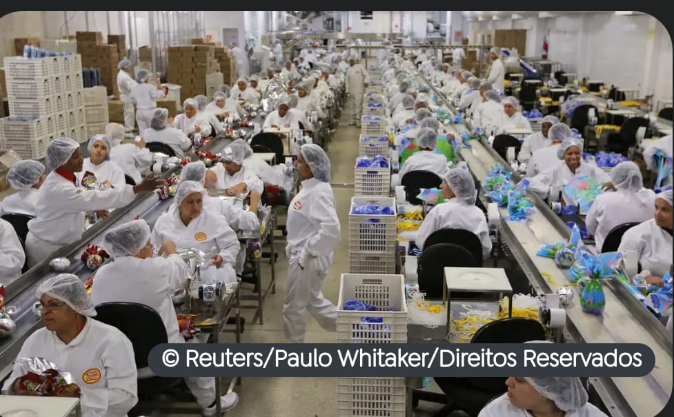 Em queda: Produção da indústria brasileira recua 0,3% em fevereiro, revela IBGE