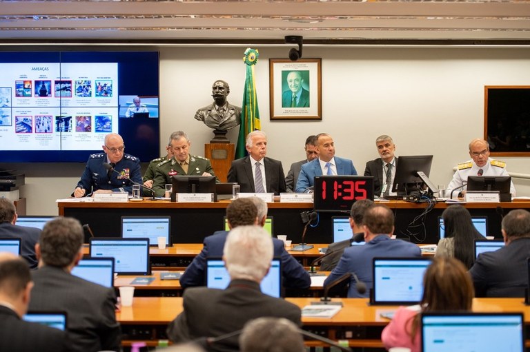 Comandantes das Forças Armadas vão a Câmara e se queixam do corte no Orçamento de 2024
