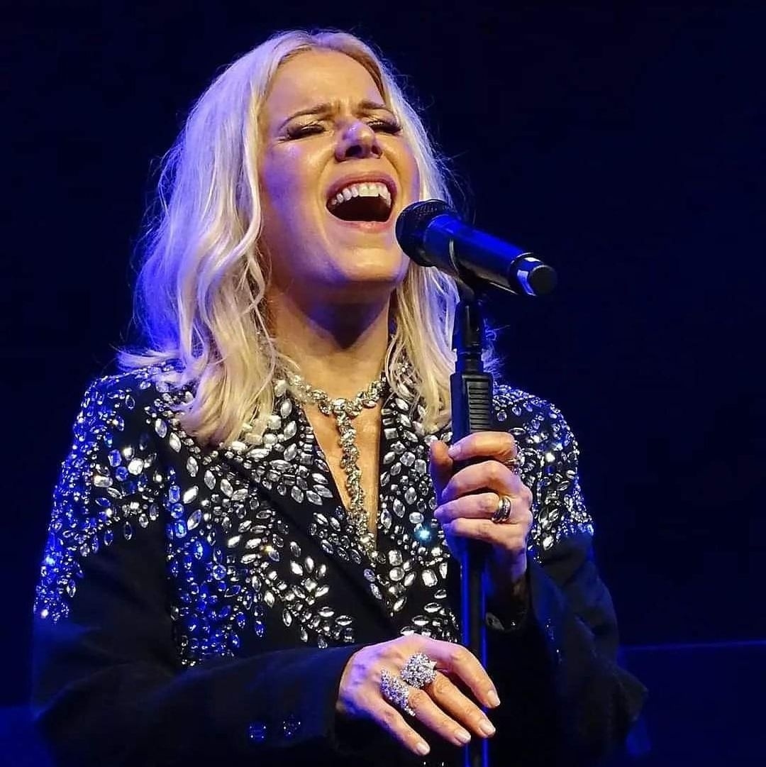 40 anos de carreira: Ex-Kid Abelha, Paula Toller se apresenta na Domus Hall neste sábado